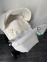 Load image into Gallery viewer, Leatherette Cream Ruffle Artenas Car Seat Set