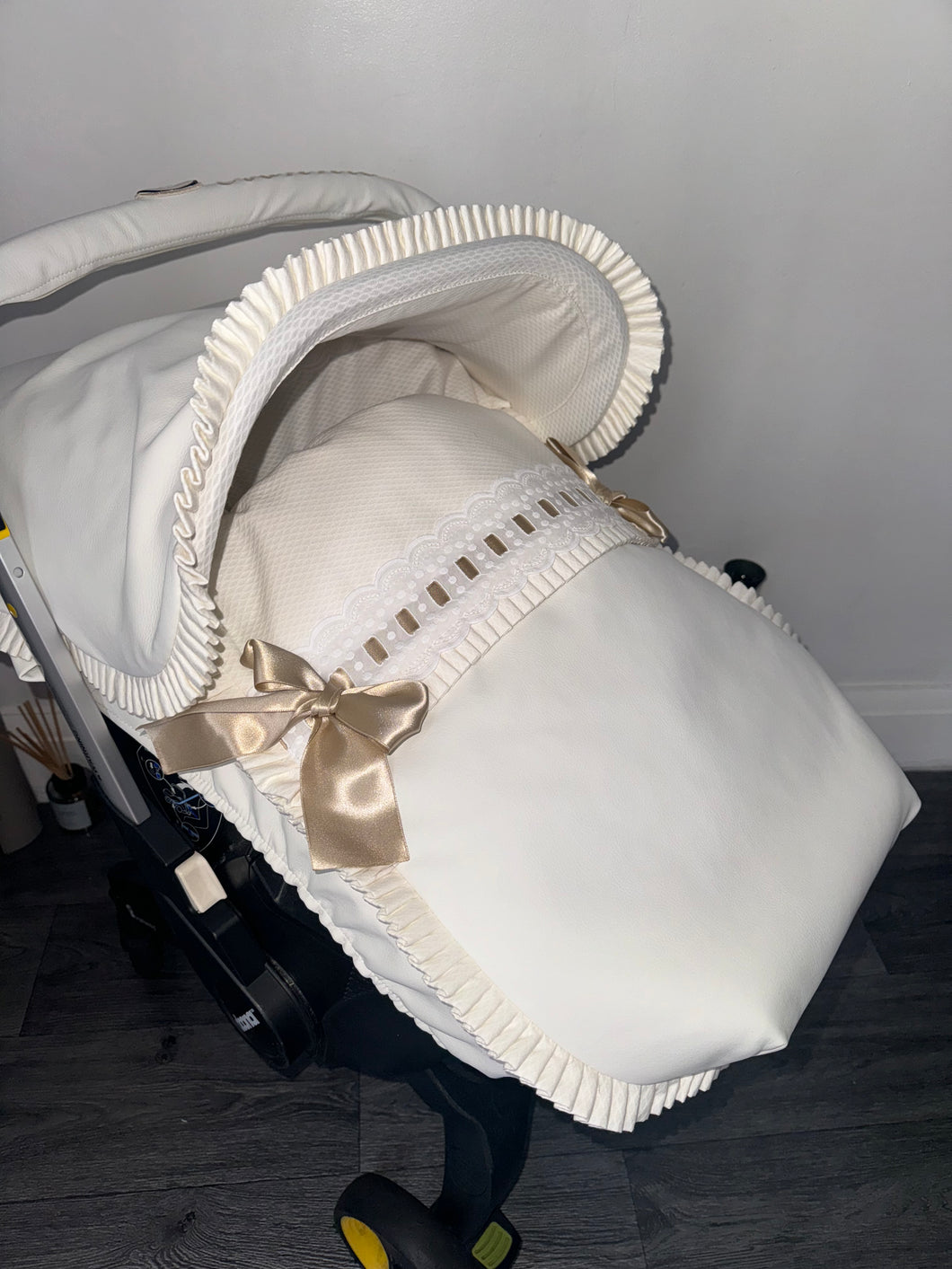 Cream Extra Ruffle Artenas Car Seat Set