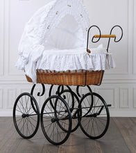 Load image into Gallery viewer, Sisi Vintage Bassinet
